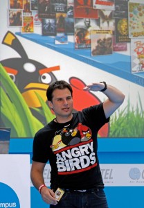 Julien Fourgeaud, jefe de producto de Rovio, durante la conferencia realizada sobre el juego 'Angry Birds' en la segunda jornada de la Campus party de Valencia. / CARLOS CÁRDENAS (efe)